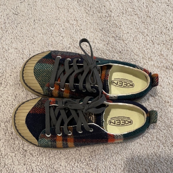 Keen Women’s Size 6 plaid flannel shoes - Picture 1 of 6
